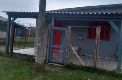 Casa em imbé, albatroz - piso frio, forro em pvc, ambientes semi-mobiliados