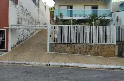 Casa espaçosa no giardino ditália com 3 dormitórios e vagas para 6 veículos
