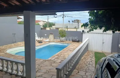 Casa a venda no parque jambeiro com piscina e 3 quartos sendo 1 suíte