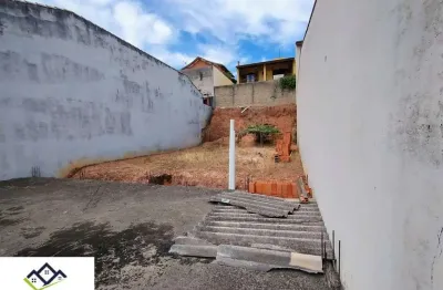 Terreno de 250m² em aclive em rua tranquila com a base da garagem construida