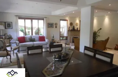 Casa de 4 suites (2 com closet), sala 3 ambientes, churrasqueira, piscina e 4 vagas