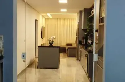 Casa ampla com 3 dormitórios (1 suite), cozinha planejada e garagem para 3 carros com churrasqueira