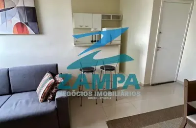 Apartamento mobiliado com 2 quartos, cozinha com armários, banheiro com box e 1 vaga de garagem