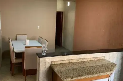 Casa térrea com 2 dormitórios (1 suite com ar condicionado), cozinha planejada e 2 vagas de garagem