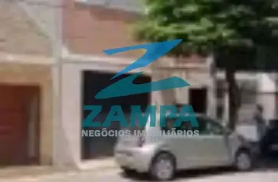 Sobrado comercial com 3 quartos, sala, cozinha, banheiro e 1 vaga coberta no nível da rua