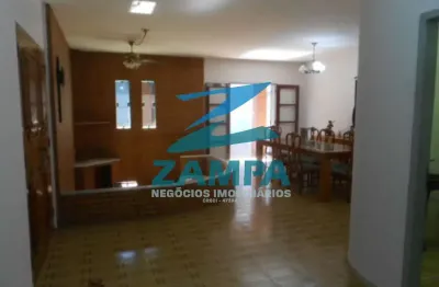 Casa térrea com 353m² com 4 quartos (1 suite/closet), cozinha planejada e churrasqueira