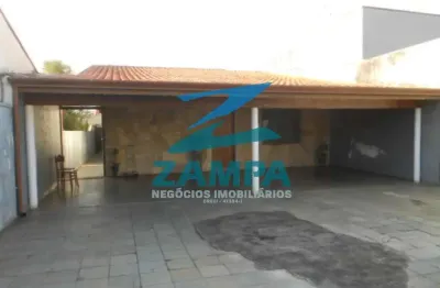 Casa térrea com 3 quartos(1 suite), cozinha planejada, churrasqueira e 6 vagas de garagem