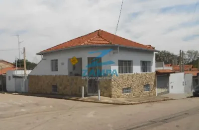 Casa com 2 quartos, sala, cozinha e banheiro mais porão habitável e edícula com 2 vagas