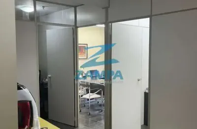 Sala comercial no centro com 44m², divisórias, iluminação, copa e banheiro social. 1 vaga
