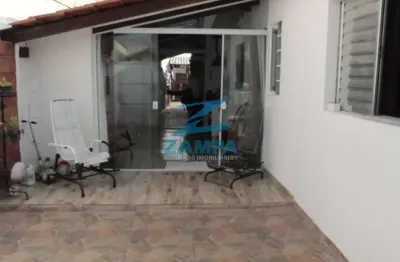 Casa térrea com 3 quartos (1 suite), cozinha planejada, churrasqueira e 1 vaga descoberta