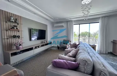 Sobrado com 3 quartos (2 suites), cozinha planejada, 3 vagas cobertas e sotão utilizável