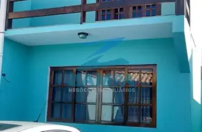 Sobrado com sótão e 2 suites, varanda gourmet, cozinha planejada e 2 vagas no jd ermida ii