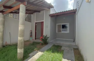 Linda casa à venda com 3 quartos, jardim e quintal.