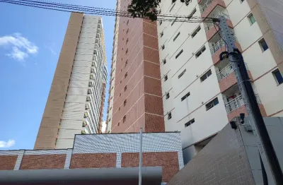 Apartamento à venda com 3 suítes mais dependência e 3 vagas no 18 andar