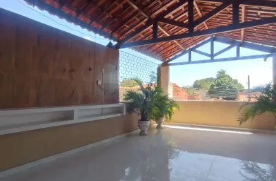 Excelente casa à venda com seis quartos e quatro vagas cobertas .