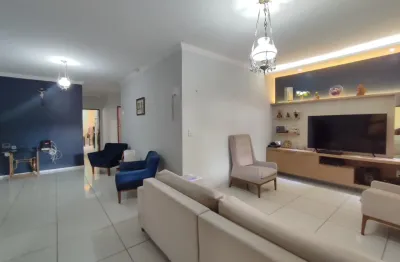 Belíssima casa a venda com 5 quartos sendo 3 suítes e seis vagas de garagem.