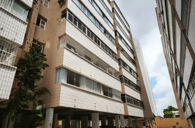 Apartamento à venda no condomínio solar do Benfica com 3 quartos e elevador na Rua Marechal Deodoro.