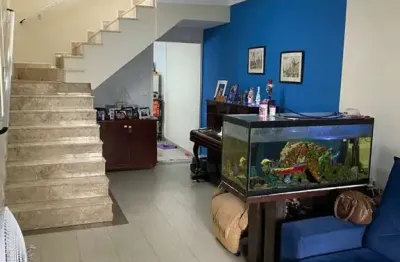 Vende-se sobrado de 3 dormitórios/ 2 vagas de garagem/ são vicente/sp