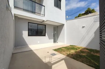 Linda casa duplex com 3 quartos e 1 vaga, em ótimo ponto no planalto!!!