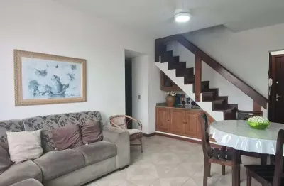 R$ 930.000 - cobertura / triplex à venda, malibu, praia do forte, cabo frio, rj.