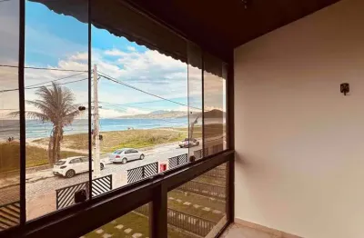 Casa em condomínio fechado com 3 quartos à venda na rua marte, 30, foguete, cabo frio, 100 m2 por r$ 550.000