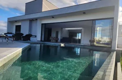 Casa de condomínio para aluguel tem 420 metros quadrados com 3 quartos