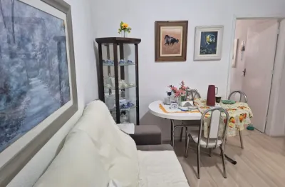 Apartamento com 60 m2 de área útil, 02 dormitórios, sala para 02 ambientes, banheiro social, cozinha com armários, lavanderia