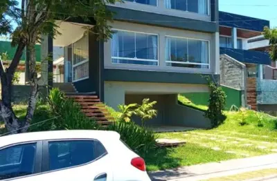 Casa de Luxo em Condomínio para Locação em Vila de Abrantes, Camaçari-BA: 4 Quartos, 3 Suítes, 3 Salas e 4 Vagas de Garagem!