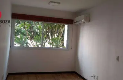 Apartamento totalmente modernizado, com 1 dormitório, sacada, 1 vaga de garagem, em moema pássaros