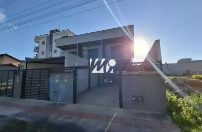 Sobrado com 01 dormitório/suíte com closet e escritório pronto para home office - bairro aririú - palhoça/sc.  - imv