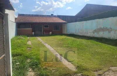 Edicula com quarto, cozinha e banheiro, varanda + quintal grande