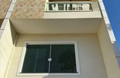 Sobrado de 3 suítes, área gourmet, aquecimento solar e 4 vagas - excelente local