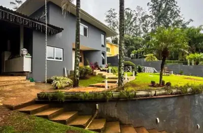 Casa alto padrão em condomínio fechado com piscina e 4 dormitórios