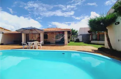 Oportunidade única: casa dos sonhos a poucos passos da praia, desfrute do melhor que a vida tem a oferecer com esta magnífica propriedade.