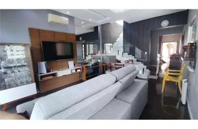 Está buscando um lugar aconchegante e acolhedor? venha conhecer esse moderno e elegante duplex com piscina e cômodos espaçosos e arejados.