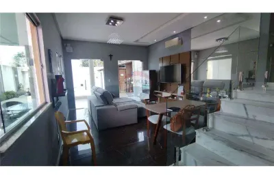 Está buscando um lugar aconchegante e acolhedor? venha conhecer esse moderno e elegante duplex com piscina e cômodos espaçosos e arejados.