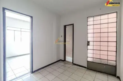 Casa com 2 quartos para alugar no Centro, Divinópolis 