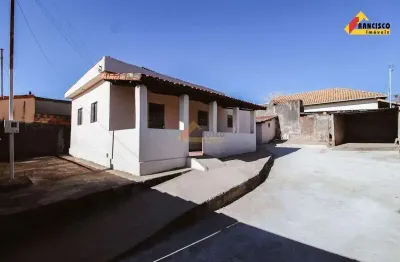 Casa com 2 quartos para alugar no Ermida, Divinópolis 