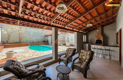 Casa de 04 quartos, piscina, área gourmet, 02 vagas de garagem.