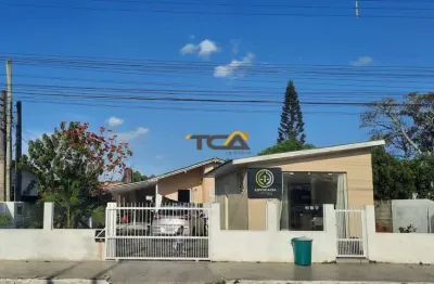 Casa, 02 dormitórios,  localizada em frente ao supermercado bistek