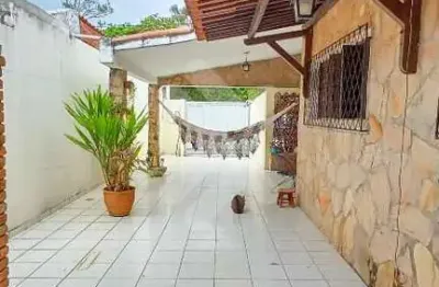 Casa mobiliada em ponta negra – 2 quartos com 1 suíte, garagem e perto da praia!