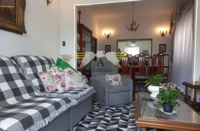 Belíssima casa de  170m² à venda, 3 dormitórios, sendo 1 suíte, 8 vagas de garagem, excelente local