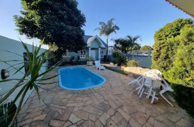 Casa térrea com 3 (três) dormitórios sendo 1 (uma) suíte, localizada no bairro igara