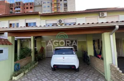 Sobrado em condomínio com 3(três) dormitórios e 3 (três) vagas de garagem