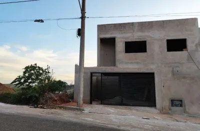 Casa à venda: 3 quartos, 1 suíte, 1 sala, 2 banheiros, 2 vagas, 119m².