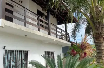 Sobrado no centro de penha - localização privilegiada e próximo à praia!