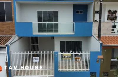 Casa de dois andares reformada, pronta para morar, com churrasqueira e jardim