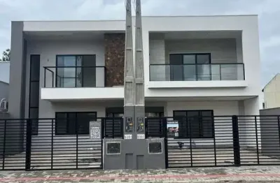 Casa à venda em balneário piçarras com 03 dormitórios à 500 metros do mar