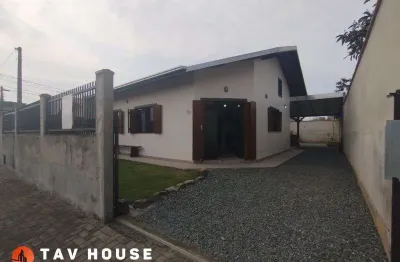 Casa espaçosa e bem conservada a 700 metros do mar em balneário piçarras