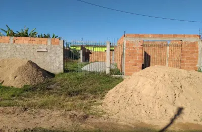 Terreno murado com estrutura de casa ampla em ponto de laje – 450m²